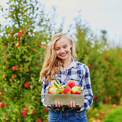 포토 JPG 해외이미지 주간 백인 응시 한명 들기 상반신 성인 야외 앞모습 아웃포커스 사과 농부 나무상자 과수원 사과농장 성인여자한명만 해외포토 자연요소 서양인 직업 1 시선 뷰포인트 농업 과일 모션 촬영기법 사람 상자 농장 여자한명만 성인여자만 파일형식