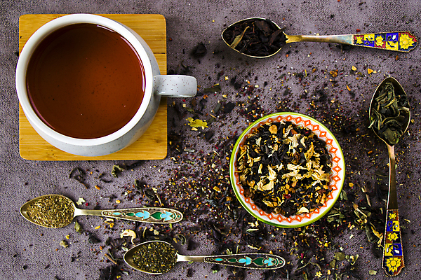 포토 JPG 해외이미지 그릇 건조 사람없음 하이앵글 머그컵 티스푼 찻잎 보라색배경 허브차 해외포토 식기 뷰포인트 백그라운드 컵 차_음료 숟가락 보라색 파일형식