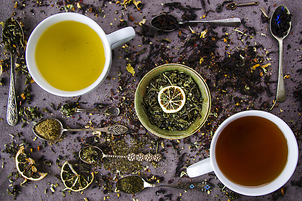 포토 JPG 해외이미지 그릇 건조 사람없음 하이앵글 머그컵 티스푼 찻잎 건과일 보라색배경 허브차 해외포토 식기 뷰포인트 백그라운드 과일 컵 차_음료 숟가락 보라색 파일형식