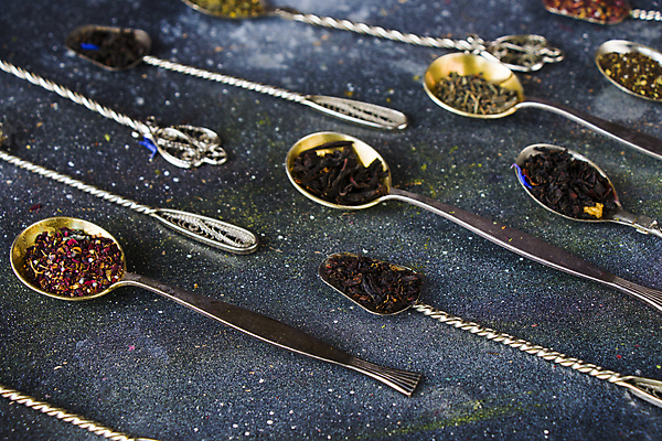 포토 JPG 해외이미지 건조 사람없음 하이앵글 티스푼 찻잎 허브차 남색배경 해외포토 뷰포인트 백그라운드 차_음료 숟가락 남색 파일형식