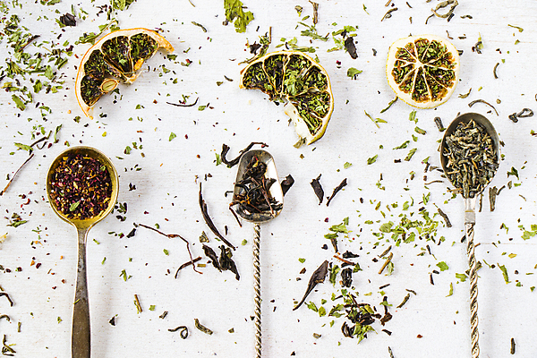 포토 JPG 해외이미지 건조 사람없음 하이앵글 티스푼 흰배경 일렬 찻잎 건과일 허브차 해외포토 뷰포인트 백그라운드 과일 차_음료 숟가락 흰색 파일형식