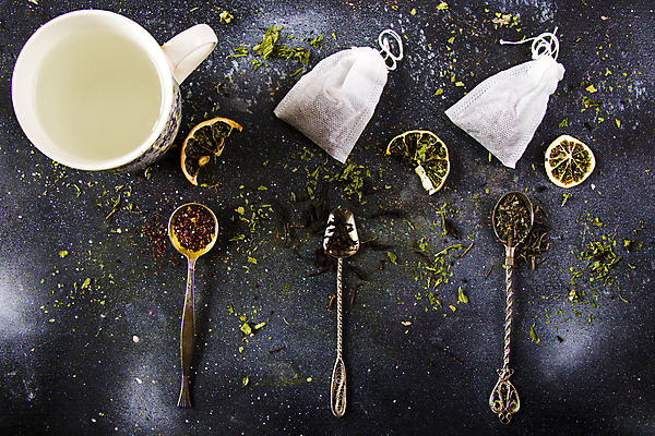 포토 JPG 해외이미지 검은배경 건조 사람없음 하이앵글 머그컵 티스푼 일렬 찻잎 건과일 티백 허브차 해외포토 뷰포인트 백그라운드 과일 컵 차_음료 숟가락 검은색 파일형식