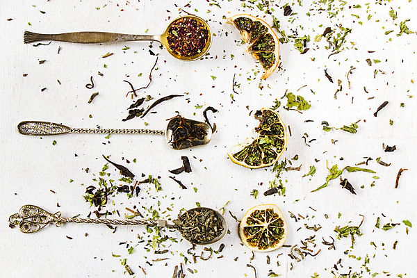 포토 JPG 해외이미지 건조 사람없음 하이앵글 티스푼 흰배경 일렬 찻잎 건과일 허브차 해외포토 뷰포인트 백그라운드 과일 차_음료 숟가락 흰색 파일형식