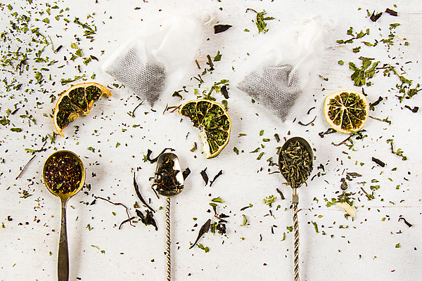 포토 JPG 해외이미지 건조 사람없음 하이앵글 티스푼 흰배경 일렬 찻잎 건과일 티백 허브차 해외포토 뷰포인트 백그라운드 과일 차_음료 숟가락 흰색 파일형식