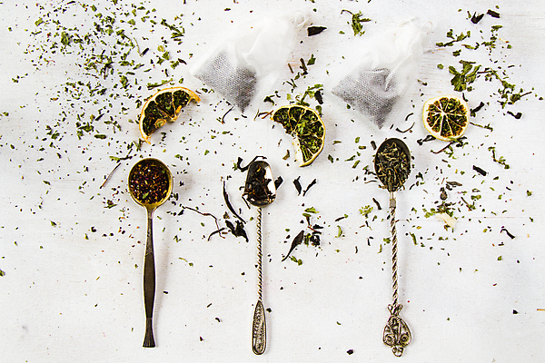 포토 JPG 해외이미지 건조 사람없음 하이앵글 티스푼 흰배경 일렬 찻잎 건과일 티백 허브차 해외포토 뷰포인트 백그라운드 과일 차_음료 숟가락 흰색 파일형식