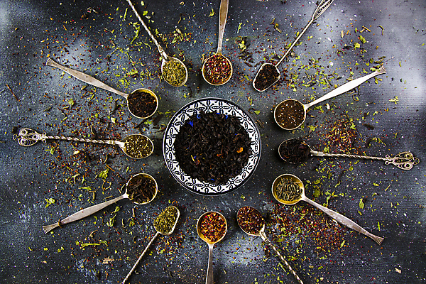 포토 JPG 해외이미지 그릇 검은배경 건조 사람없음 하이앵글 원형 티스푼 찻잎 허브차 해외포토 도형 식기 뷰포인트 백그라운드 차_음료 숟가락 검은색 파일형식