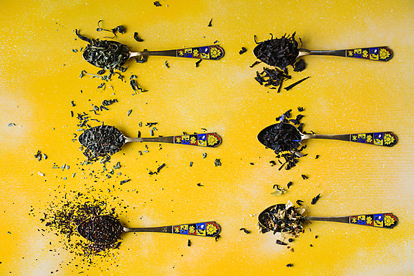 포토 JPG 해외이미지 건조 사람없음 하이앵글 티스푼 허브 일렬 찻잎 노란배경 허브차 해외포토 식물 뷰포인트 백그라운드 차_음료 노란색 숟가락 파일형식