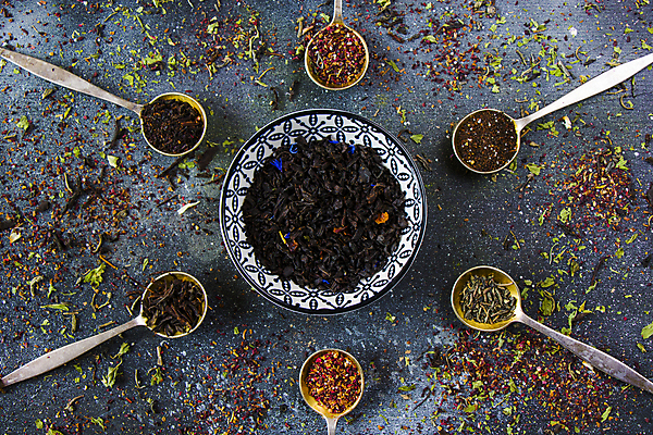 포토 JPG 해외이미지 그릇 건조 사람없음 하이앵글 원형 티스푼 찻잎 허브차 남색배경 해외포토 도형 식기 뷰포인트 백그라운드 차_음료 숟가락 남색 파일형식