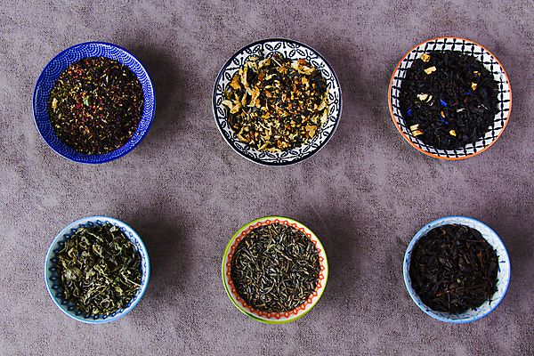 포토 JPG 해외이미지 그릇 회색배경 건조 사람없음 하이앵글 일렬 찻잎 보라색배경 허브차 해외포토 식기 뷰포인트 백그라운드 차_음료 보라색 회색 파일형식