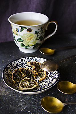 포토 JPG 해외이미지 접시 건조 사람없음 빈티지 찻잔 티스푼 레몬 찻잎 건과일 허브차 해외포토 식기 컨셉 과일 잔 차_음료 숟가락 파일형식