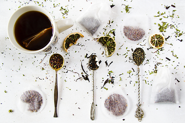 포토 JPG 해외이미지 건조 사람없음 하이앵글 머그컵 티스푼 흰배경 일렬 찻잎 건과일 티백 허브차 해외포토 뷰포인트 백그라운드 과일 컵 차_음료 숟가락 흰색 파일형식