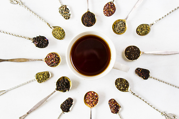 포토 JPG 해외이미지 건조 사람없음 하이앵글 머그컵 원형 티스푼 흰배경 찻잎 허브차 해외포토 도형 뷰포인트 백그라운드 컵 차_음료 숟가락 흰색 파일형식