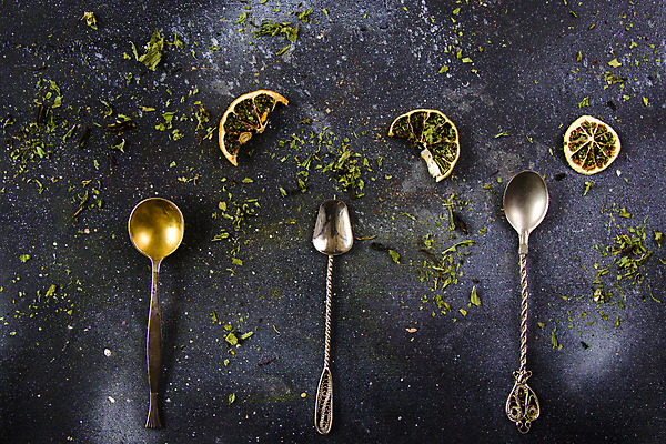 포토 JPG 해외이미지 검은배경 건조 사람없음 하이앵글 티스푼 일렬 찻잎 건과일 허브차 해외포토 뷰포인트 백그라운드 과일 차_음료 숟가락 검은색 파일형식