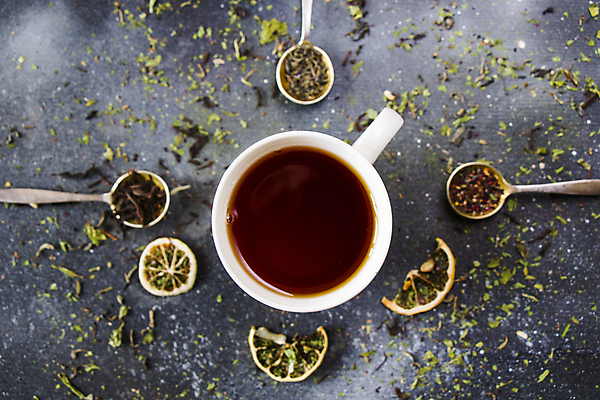 포토 JPG 해외이미지 검은배경 건조 사람없음 하이앵글 머그컵 티스푼 찻잎 건과일 허브차 해외포토 뷰포인트 백그라운드 과일 컵 차_음료 숟가락 검은색 파일형식