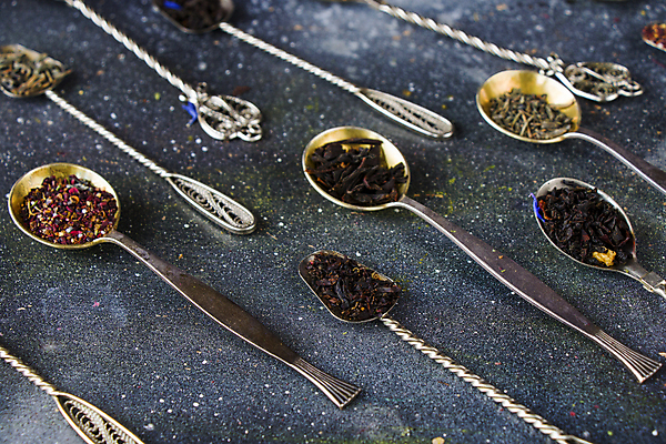 포토 JPG 해외이미지 건조 사람없음 하이앵글 티스푼 찻잎 허브차 남색배경 해외포토 뷰포인트 백그라운드 차_음료 숟가락 남색 파일형식