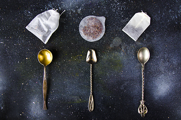 포토 JPG 해외이미지 검은배경 건조 사람없음 하이앵글 티스푼 일렬 찻잎 티백 허브차 해외포토 뷰포인트 백그라운드 차_음료 숟가락 검은색 파일형식