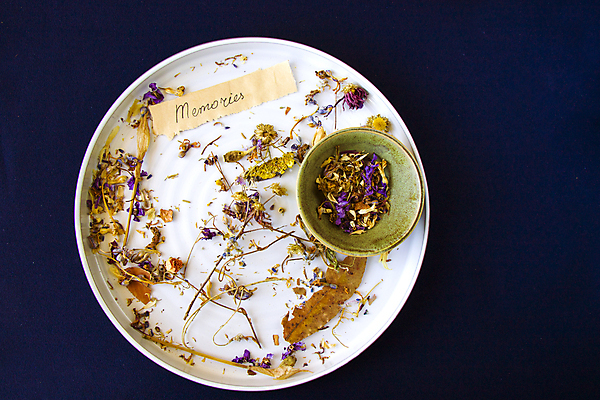 포토 JPG 해외이미지 그릇 종이 텍스트 검은배경 건조 쟁반 사람없음 하이앵글 낭만 기하학 찻잎 허브차 해외포토 식기 뷰포인트 백그라운드 컨셉 무늬 차_음료 검은색 파일형식