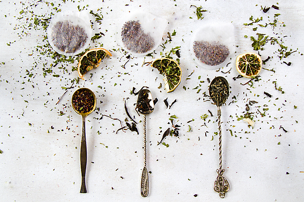 포토 JPG 해외이미지 건조 사람없음 하이앵글 티스푼 흰배경 일렬 찻잎 건과일 티백 허브차 해외포토 뷰포인트 백그라운드 과일 차_음료 숟가락 흰색 파일형식