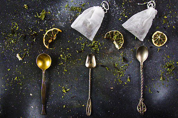 포토 JPG 해외이미지 검은배경 건조 사람없음 하이앵글 티스푼 일렬 찻잎 건과일 티백 허브차 해외포토 뷰포인트 백그라운드 과일 차_음료 숟가락 검은색 파일형식