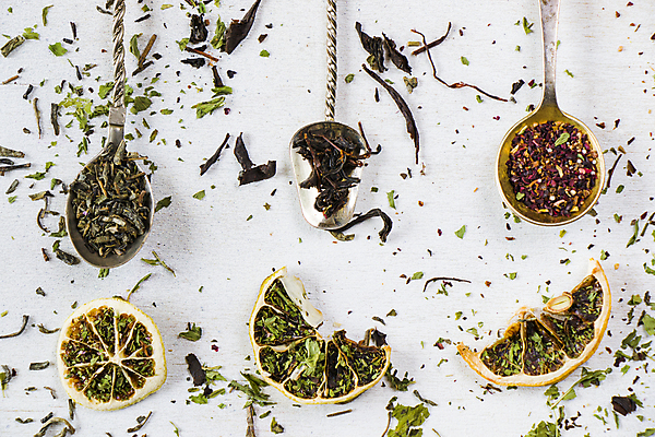 포토 JPG 해외이미지 건조 사람없음 하이앵글 티스푼 흰배경 일렬 찻잎 건과일 허브차 해외포토 뷰포인트 백그라운드 과일 차_음료 숟가락 흰색 파일형식