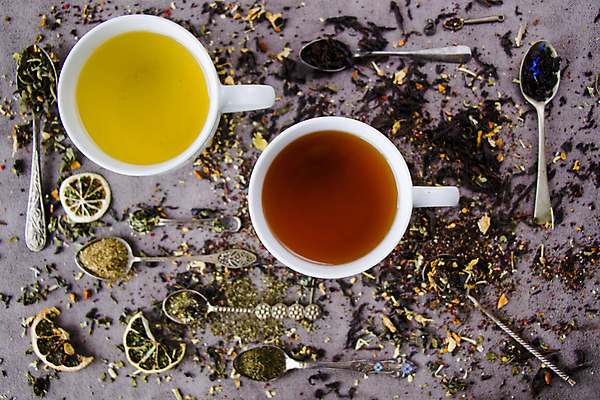 포토 JPG 해외이미지 건조 사람없음 하이앵글 머그컵 티스푼 찻잎 건과일 보라색배경 허브차 해외포토 뷰포인트 백그라운드 과일 컵 차_음료 숟가락 보라색 파일형식