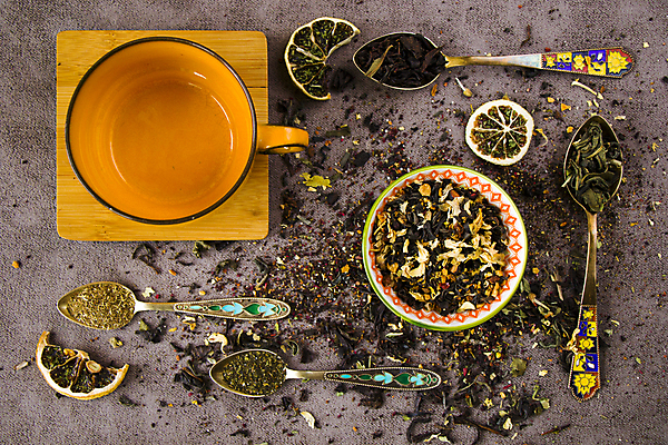 포토 JPG 해외이미지 그릇 건조 사람없음 하이앵글 머그컵 티스푼 찻잎 건과일 허브차 갈색배경 해외포토 식기 뷰포인트 백그라운드 과일 컵 차_음료 갈색 숟가락 파일형식