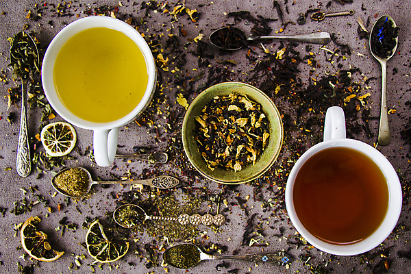 포토 JPG 해외이미지 그릇 건조 사람없음 하이앵글 머그컵 티스푼 찻잎 건과일 허브차 갈색배경 해외포토 식기 뷰포인트 백그라운드 과일 컵 차_음료 갈색 숟가락 파일형식