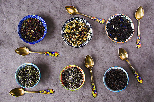 포토 JPG 해외이미지 그릇 건조 사람없음 하이앵글 티스푼 찻잎 보라색배경 허브차 해외포토 식기 뷰포인트 백그라운드 차_음료 숟가락 보라색 파일형식