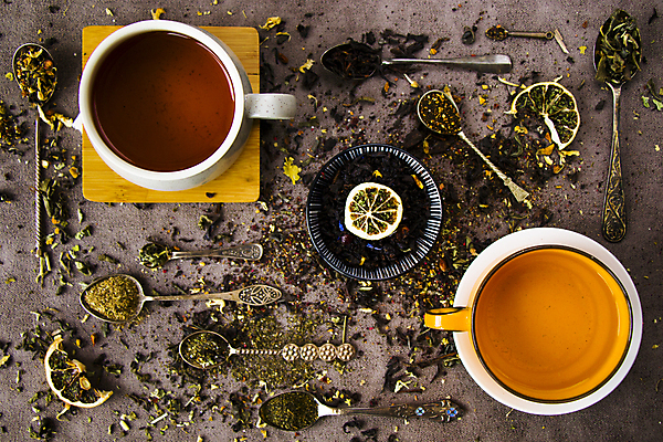 포토 JPG 해외이미지 그릇 건조 사람없음 하이앵글 머그컵 티스푼 찻잎 건과일 허브차 갈색배경 해외포토 식기 뷰포인트 백그라운드 과일 컵 차_음료 갈색 숟가락 파일형식