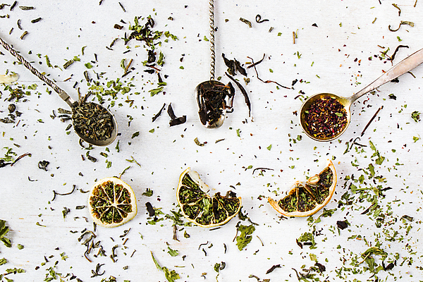 포토 JPG 해외이미지 건조 사람없음 하이앵글 티스푼 흰배경 찻잎 건과일 허브차 해외포토 뷰포인트 백그라운드 과일 차_음료 숟가락 흰색 파일형식