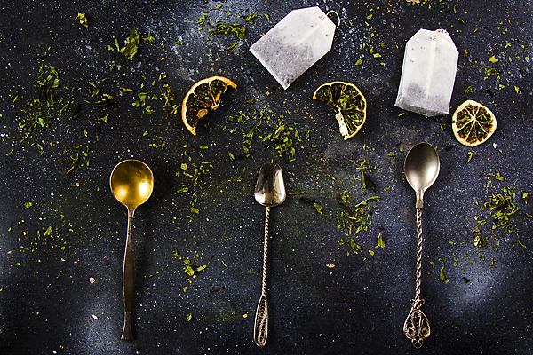 포토 JPG 해외이미지 검은배경 건조 사람없음 하이앵글 티스푼 일렬 찻잎 티백 허브차 해외포토 뷰포인트 백그라운드 차_음료 숟가락 검은색 파일형식