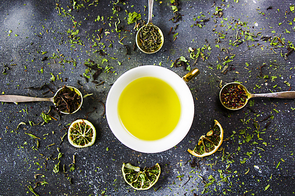 포토 JPG 해외이미지 검은배경 건조 사람없음 컵 하이앵글 머그컵 티스푼 녹차 찻잎 건과일 허브차 해외포토 식기 뷰포인트 백그라운드 과일 차_음료 숟가락 검은색 파일형식