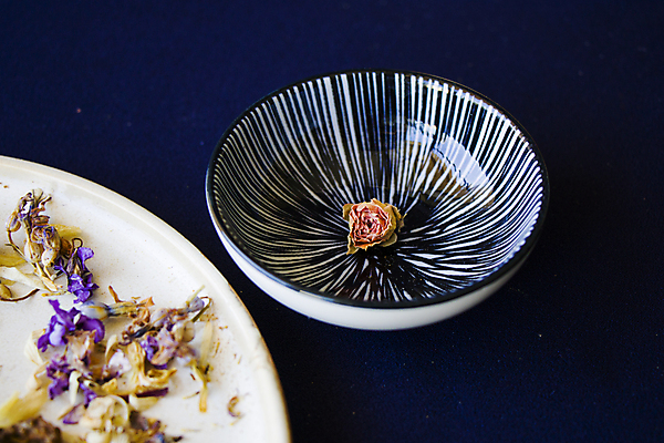 포토 JPG 해외이미지 그릇 꽃 건조 쟁반 사람없음 찻잎 허브차 남색배경 해외포토 식물 식기 백그라운드 차_음료 남색 파일형식