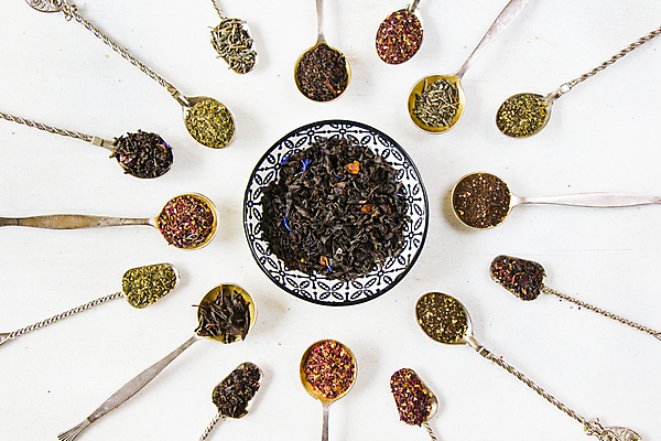 포토 JPG 해외이미지 그릇 건조 사람없음 하이앵글 원형 티스푼 흰배경 찻잎 허브차 해외포토 도형 식기 뷰포인트 백그라운드 차_음료 숟가락 흰색 파일형식