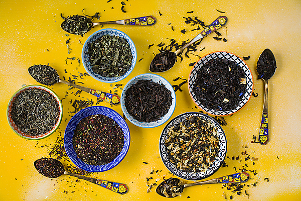 포토 JPG 해외이미지 그릇 건조 사람없음 하이앵글 숟가락 허브 찻잎 노란배경 허브차 해외포토 식물 식기 뷰포인트 백그라운드 수저 차_음료 노란색 파일형식