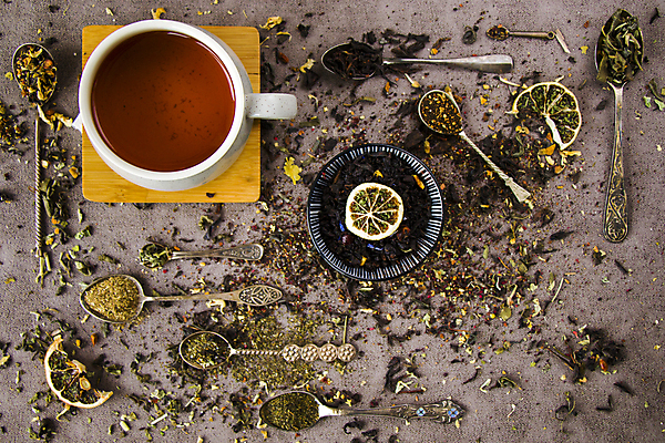 포토 JPG 해외이미지 그릇 건조 사람없음 하이앵글 머그컵 티스푼 찻잎 건과일 허브차 갈색배경 해외포토 식기 뷰포인트 백그라운드 과일 컵 차_음료 갈색 숟가락 파일형식