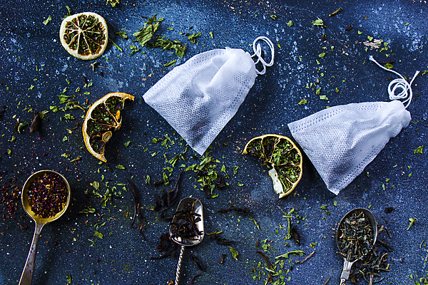 포토 JPG 해외이미지 건조 사람없음 하이앵글 티스푼 파란배경 찻잎 건과일 티백 허브차 해외포토 뷰포인트 백그라운드 과일 파란색 차_음료 숟가락 파일형식