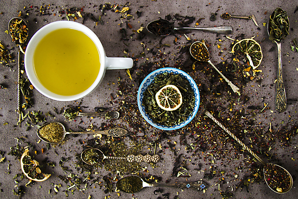 포토 JPG 해외이미지 그릇 건조 사람없음 하이앵글 머그컵 티스푼 찻잎 건과일 허브차 갈색배경 해외포토 식기 뷰포인트 백그라운드 과일 컵 차_음료 갈색 숟가락 파일형식