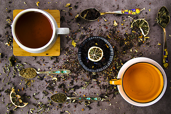 포토 JPG 해외이미지 그릇 건조 사람없음 하이앵글 머그컵 티스푼 찻잎 건과일 허브차 갈색배경 해외포토 식기 뷰포인트 백그라운드 과일 컵 차_음료 갈색 숟가락 파일형식