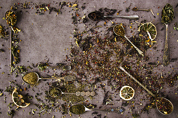 포토 JPG 해외이미지 건조 사람없음 하이앵글 티스푼 찻잎 건과일 허브차 갈색배경 해외포토 뷰포인트 백그라운드 과일 차_음료 갈색 숟가락 파일형식