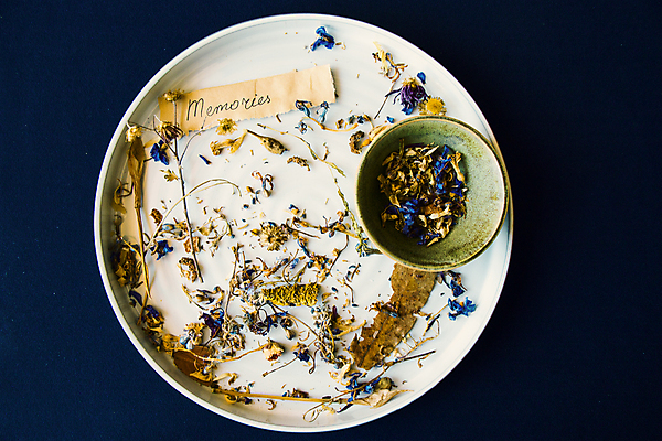 포토 JPG 해외이미지 그릇 종이 텍스트 검은배경 건조 쟁반 사람없음 하이앵글 낭만 기하학 찻잎 허브차 해외포토 식기 뷰포인트 백그라운드 컨셉 무늬 차_음료 검은색 파일형식