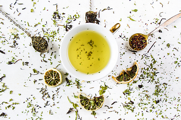 포토 JPG 해외이미지 건조 사람없음 하이앵글 머그컵 원형 티스푼 흰배경 찻잎 건과일 허브차 해외포토 도형 뷰포인트 백그라운드 과일 컵 차_음료 숟가락 흰색 파일형식