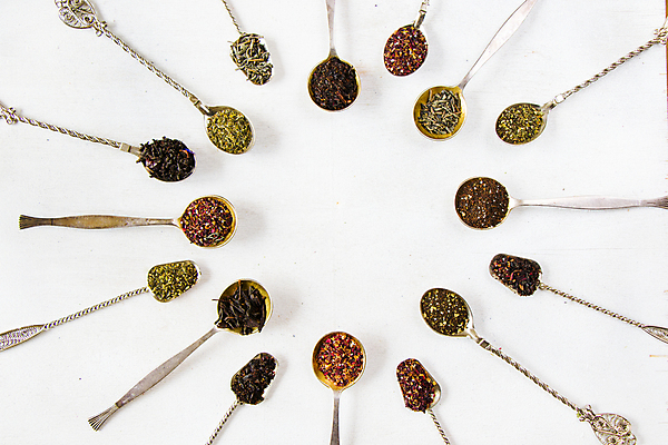 포토 JPG 해외이미지 건조 사람없음 하이앵글 원형 티스푼 흰배경 찻잎 허브차 해외포토 도형 뷰포인트 백그라운드 차_음료 숟가락 흰색 파일형식