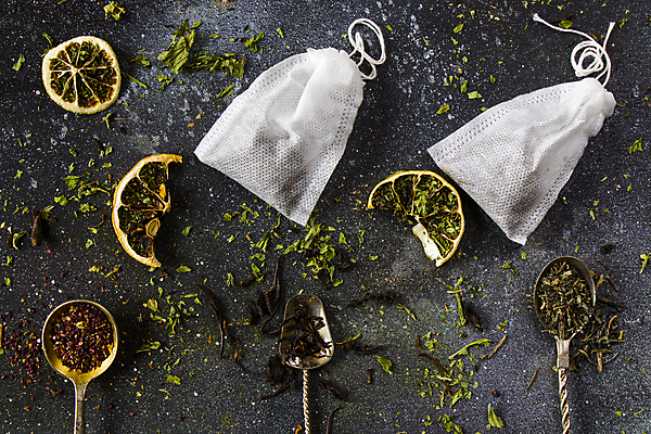 포토 JPG 해외이미지 검은배경 건조 사람없음 하이앵글 티스푼 찻잎 건과일 티백 허브차 해외포토 뷰포인트 백그라운드 과일 차_음료 숟가락 검은색 파일형식