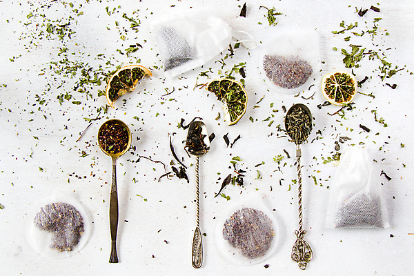 포토 JPG 해외이미지 건조 사람없음 하이앵글 티스푼 흰배경 일렬 찻잎 건과일 티백 허브차 해외포토 뷰포인트 백그라운드 과일 차_음료 숟가락 흰색 파일형식