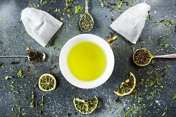 포토 JPG 해외이미지 건조 사람없음 컵 하이앵글 머그컵 원형 티스푼 녹차 찻잎 건과일 티백 허브차 남색배경 해외포토 도형 식기 뷰포인트 백그라운드 과일 차_음료 숟가락 남색 파일형식