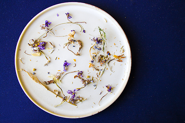 포토 JPG 해외이미지 그릇 접시 꽃잎 건조 쟁반 사람없음 하이앵글 찻잎 허브차 남색배경 해외포토 식기 꽃 뷰포인트 백그라운드 차_음료 남색 파일형식