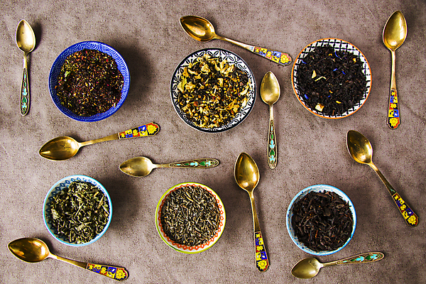 포토 JPG 해외이미지 그릇 건조 사람없음 하이앵글 티스푼 찻잎 허브차 갈색배경 해외포토 식기 뷰포인트 백그라운드 차_음료 갈색 숟가락 파일형식