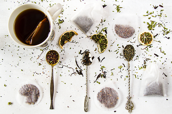 포토 JPG 해외이미지 건조 사람없음 하이앵글 머그컵 티스푼 흰배경 일렬 찻잎 건과일 티백 허브차 해외포토 뷰포인트 백그라운드 과일 컵 차_음료 숟가락 흰색 파일형식