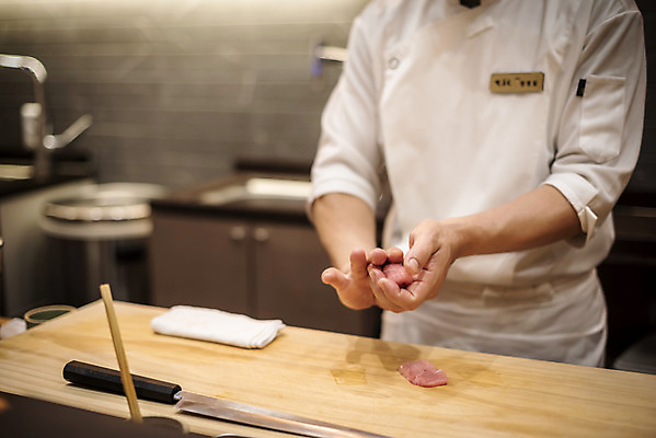 포토 JPG 남자 40대 중년 실내 한명 서기 들기 상반신 앞모습 초밥 한국인 신선 만들기 식칼 일식요리사 일식집 일본음식 중년남자한명만 오마카세 국내포토 1 음식 뷰포인트 모션 주방용품 사람 동양인 성인 내부 식당 요리사 남자한명만 중년남자만 파일형식